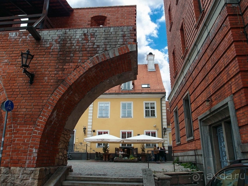 Открой порталы в вымысел, в кино и в историю