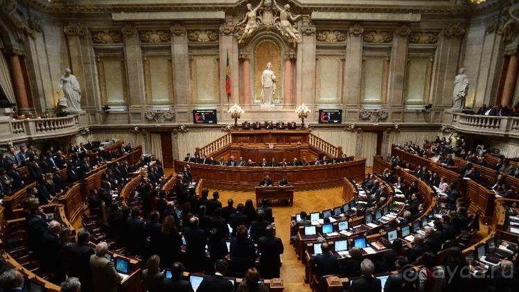 Монастырь, дворец, парламент