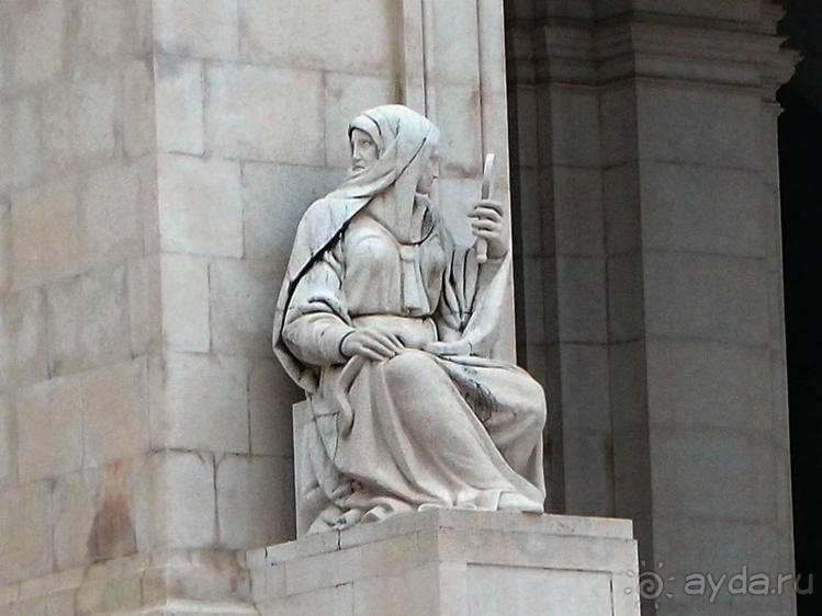 Монастырь, дворец, парламент