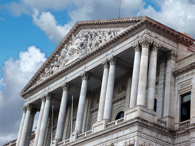 Монастырь, дворец, парламент