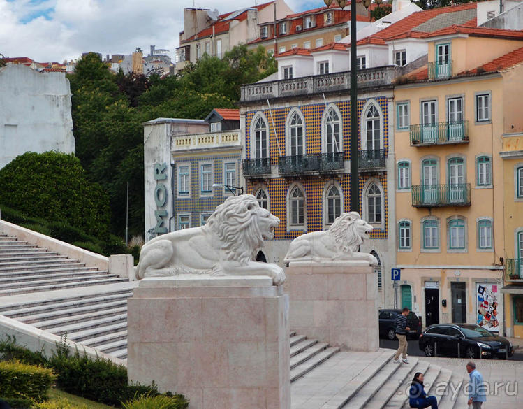 Монастырь, дворец, парламент