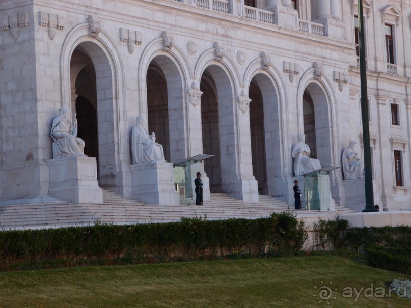 Монастырь, дворец, парламент