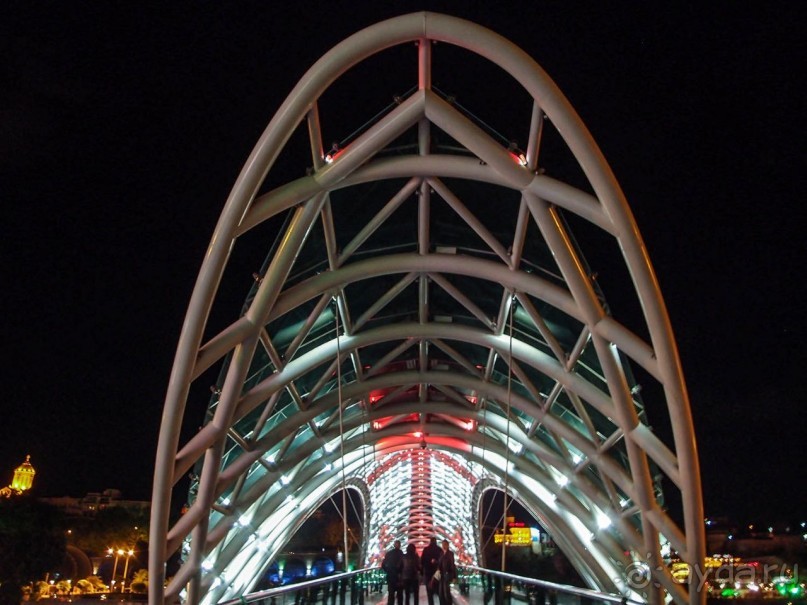 Тбилиси в тёмном и сверкающем плаще