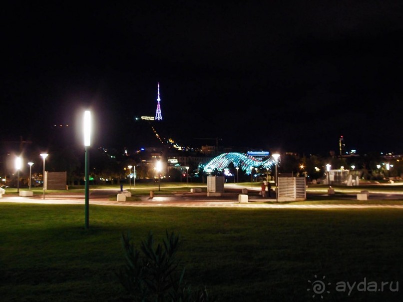 Тбилиси в тёмном и сверкающем плаще