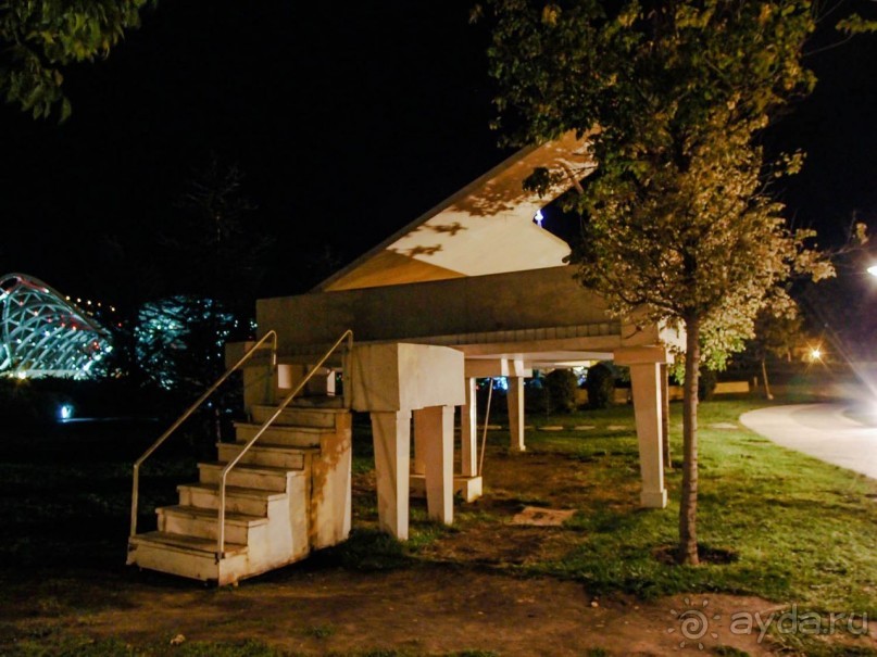 Тбилиси в тёмном и сверкающем плаще