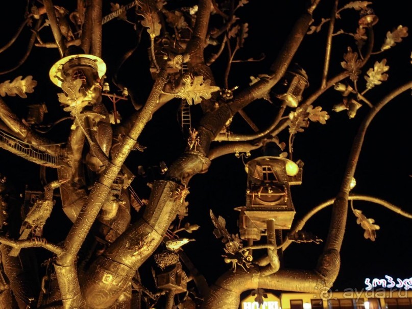 Тбилиси в тёмном и сверкающем плаще