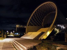 Тбилиси в тёмном и сверкающем плаще