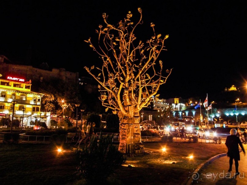 Тбилиси в тёмном и сверкающем плаще