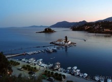 Самолет летит в Канóни