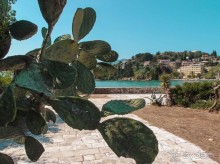 Самолет летит в Канóни