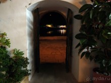 Самолет летит в Канóни