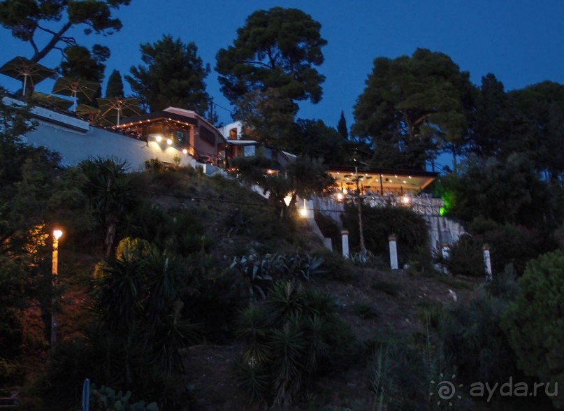 Самолет летит в Канóни