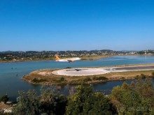 Самолет летит в Канóни