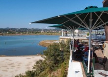 Самолет летит в Канóни