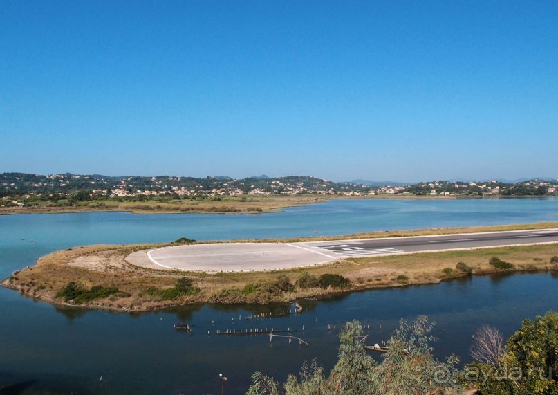 Самолет летит в Канóни