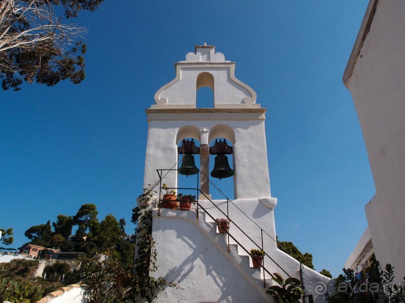 Самолет летит в Канóни