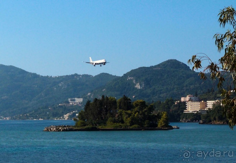 Самолет летит в Канóни