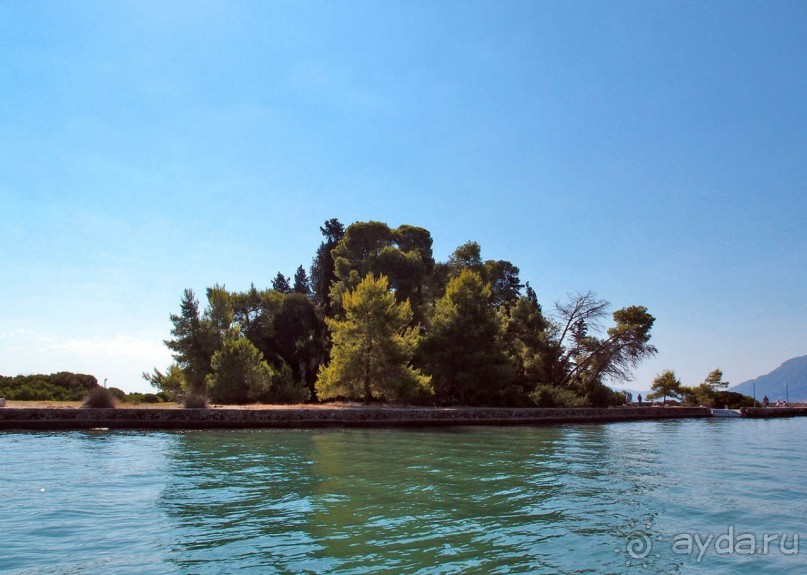 Самолет летит в Канóни