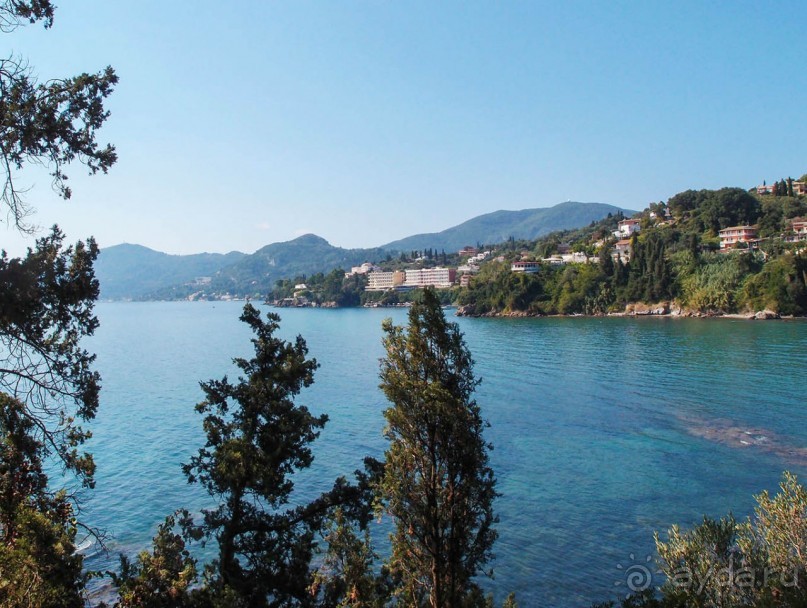 Самолет летит в Канóни