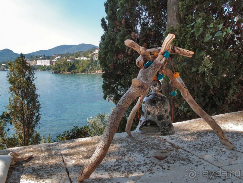 Самолет летит в Канóни