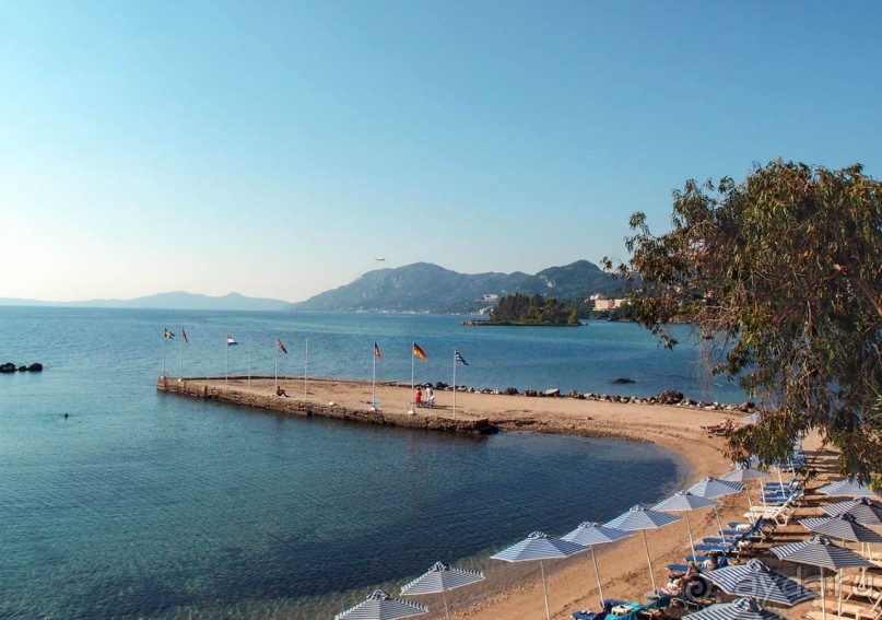 Самолет летит в Канóни