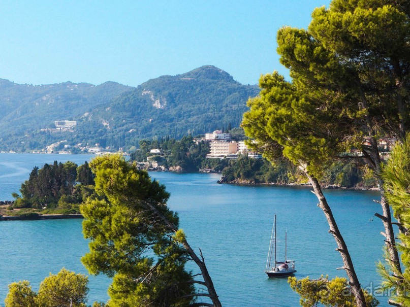 Самолет летит в Канóни