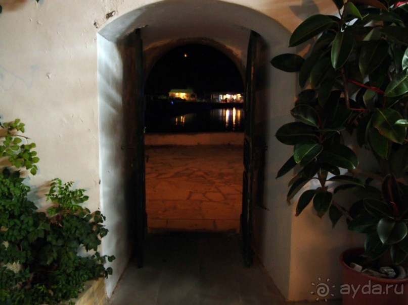 Самолет летит в Канóни