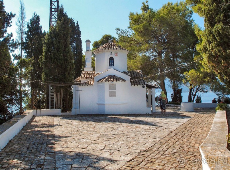 Самолет летит в Канóни