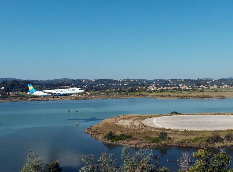 Самолет летит в Канóни