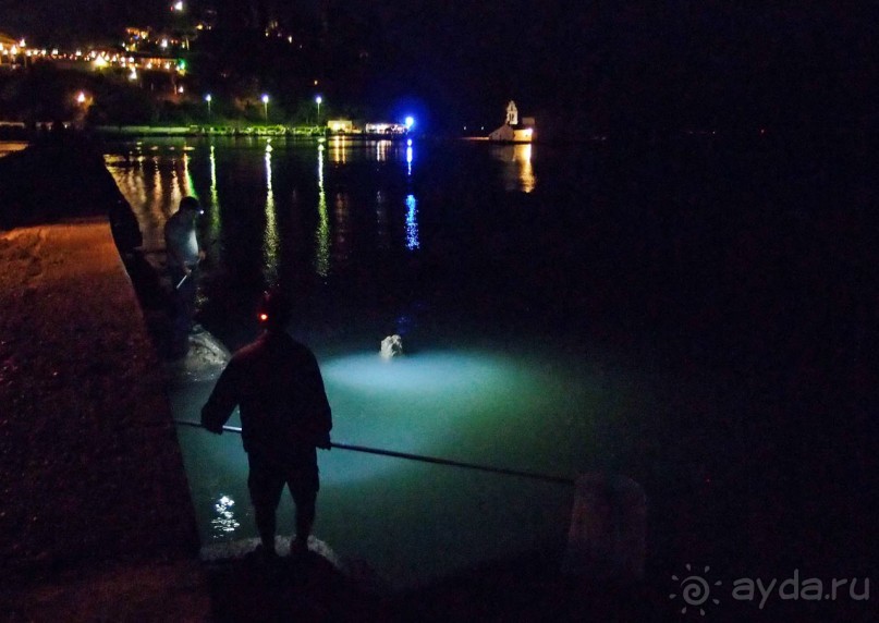 Самолет летит в Канóни