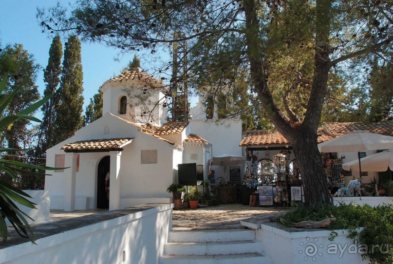 Самолет летит в Канóни