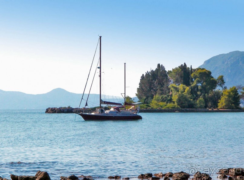 Самолет летит в Канóни