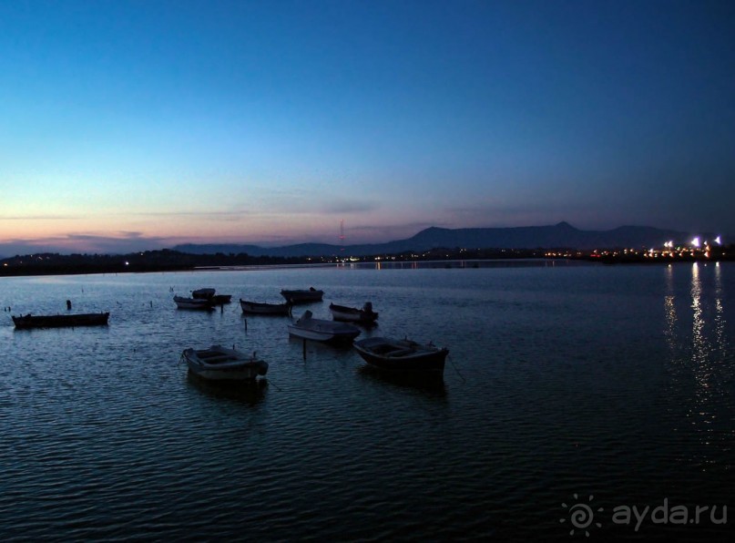 Самолет летит в Канóни