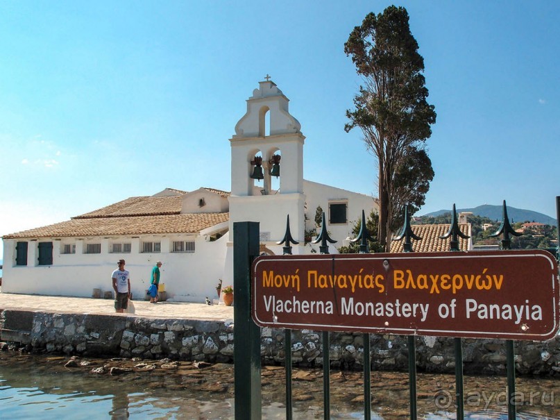 Самолет летит в Канóни