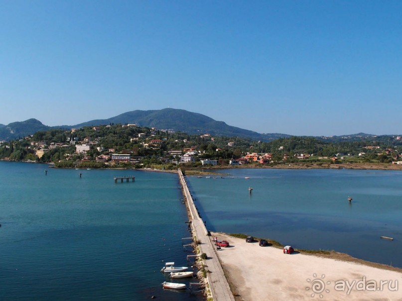 Самолет летит в Канóни