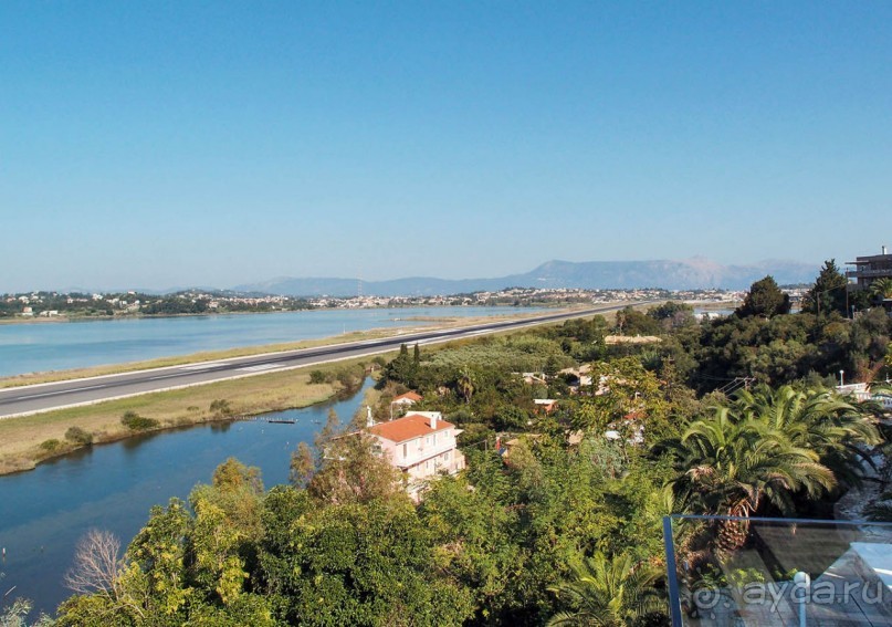 Самолет летит в Канóни