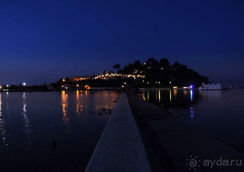 Самолет летит в Канóни