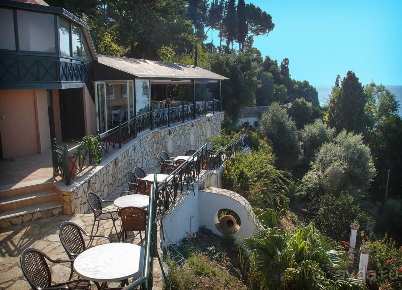 Самолет летит в Канóни