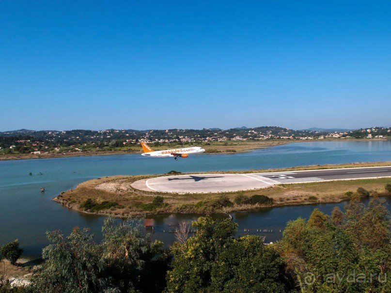 Самолет летит в Канóни