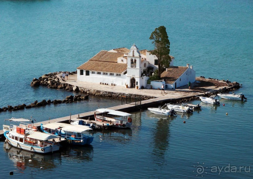 Самолет летит в Канóни