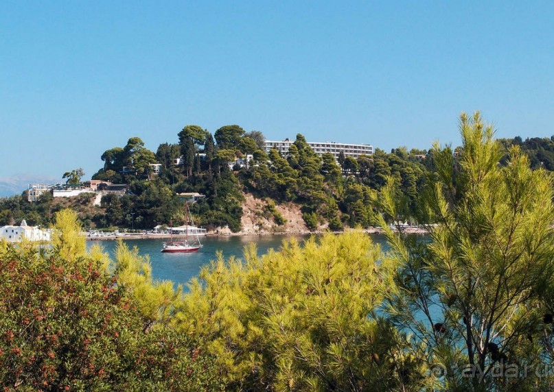 Самолет летит в Канóни