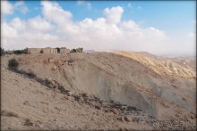 На высоком обрыве