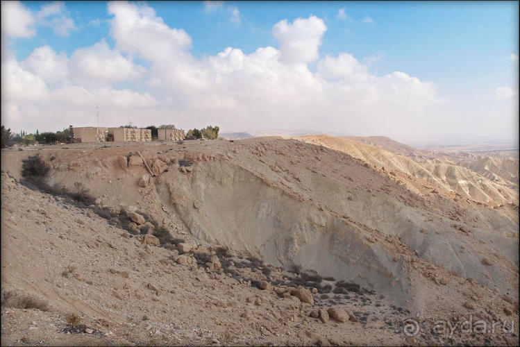 На высоком обрыве