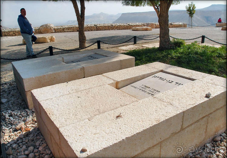 На высоком обрыве