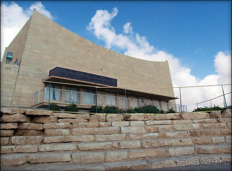 На высоком обрыве