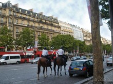 На многолюдных улицах Парижа