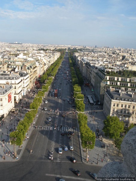 На многолюдных улицах Парижа