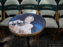 На многолюдных улицах Парижа