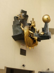 На многолюдных улицах Парижа