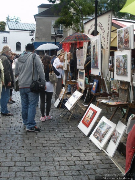 На многолюдных улицах Парижа